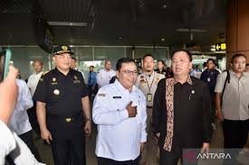 Peninjauan pejabat di Bandara Internasional Supadio